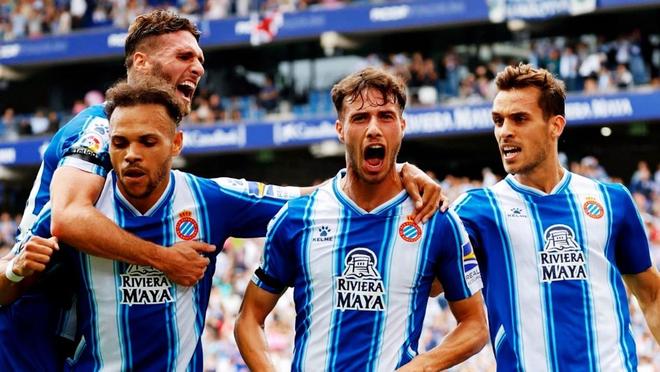 足协杯决赛——中国足坛本年度最后一场焦点战！明晚...（中国足坛年度收官之战：足协杯决赛明晚开战）