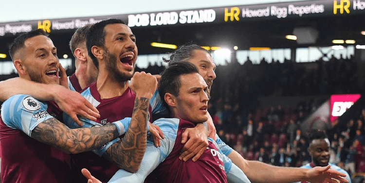 对手：这人是机器人吗？（对手质疑：他是机器人？）