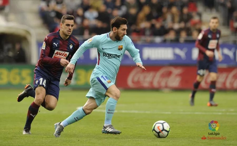 如何在足球场上保持心理稳定？（足球场上保持心理稳定的实用指南）